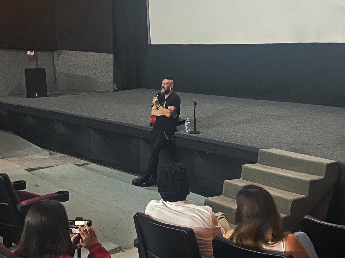 Sergio Arau, músico y cineasta, visitó la #Cineteca Municipal de #Durango para hacer una interesante concatenación entre la #Música y el #Cine Hay que encontrar las relaciones entre las manifestaciones artísticas y, para ello, también #VamosAlRevueltas <a href="/EVillegasV/">Esteban Villegas V.</a>