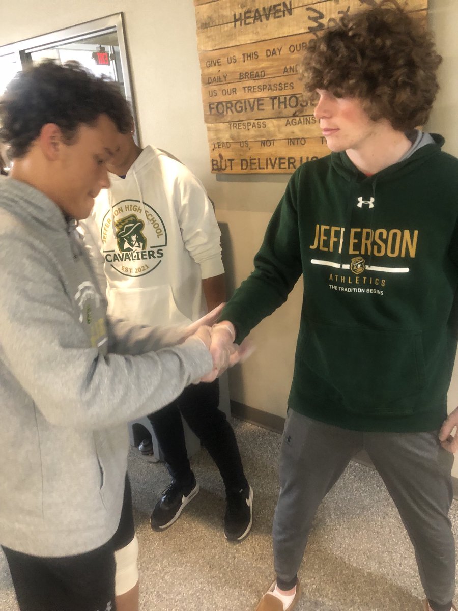 SFJeffersonFB's tweet photo. Today we took a break from football to serve our community at the Bishop Dudley Hospitality House. #PeopleMatterMost #YoungServantLeaders https://t.co/ELamzpgfwU