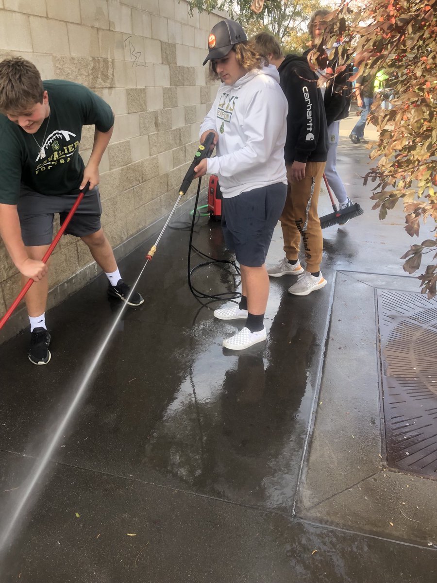SFJeffersonFB's tweet photo. Today we took a break from football to serve our community at the Bishop Dudley Hospitality House. #PeopleMatterMost #YoungServantLeaders https://t.co/ELamzpgfwU