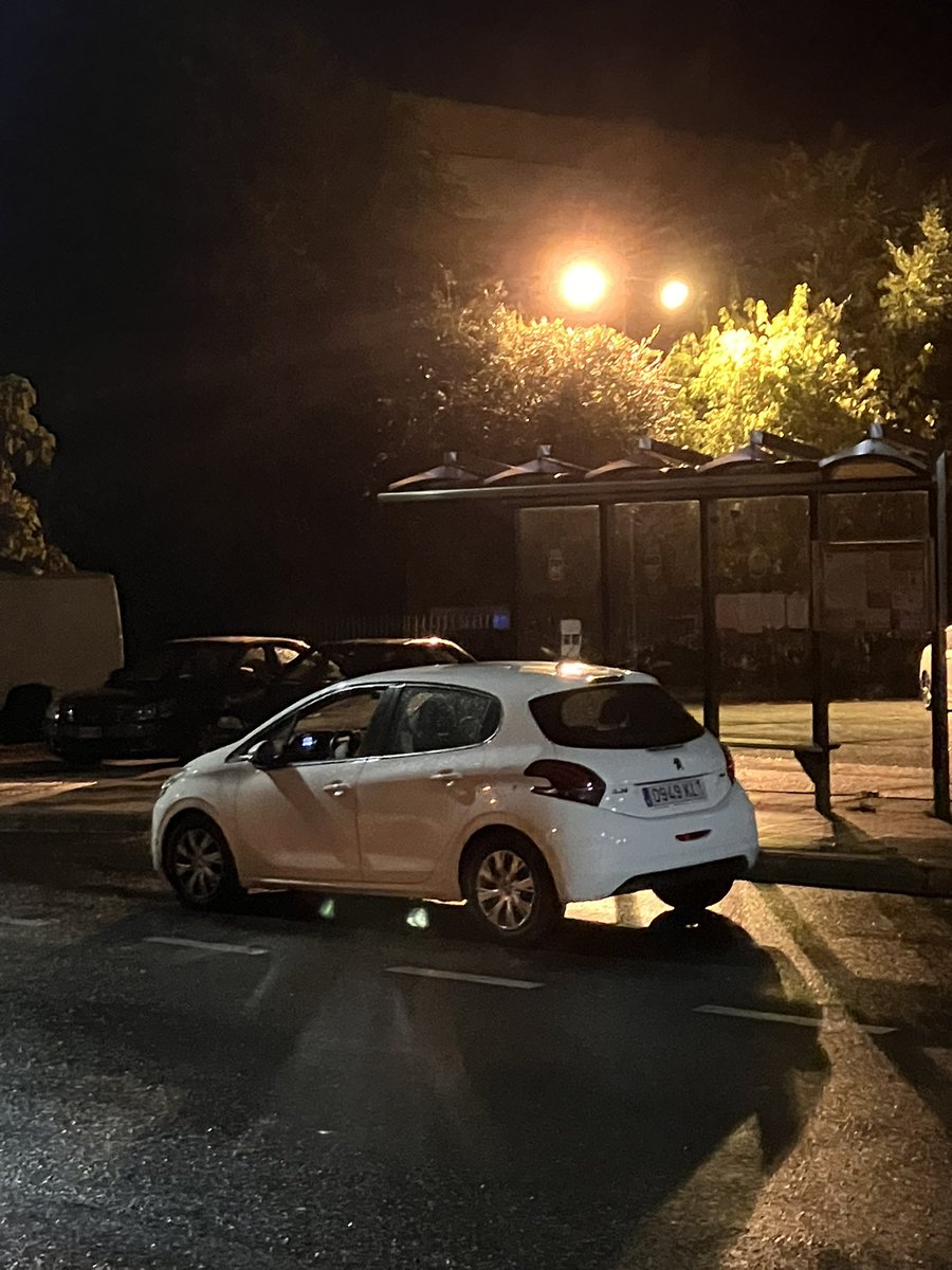 ⚠️HAY UN VIEJO DICIENDO COSAS A CHICAS POR MERIDA POR LA ZONA SUR⚠️ matrícula 0949 KLT