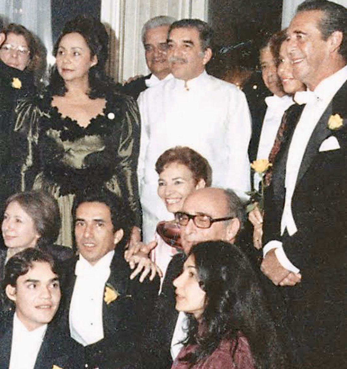 No he sentido más la premiación del Nobel como el otorgado a García Márquez. Fue asimilado como reconocimiento a la gran familia Latam. En la foto, los Gabos acompañados de uno de sus hijos y amigos. A la derecha, Álvaro Castaño, inolvidable personaje, papá de Rodrigo, amigo.