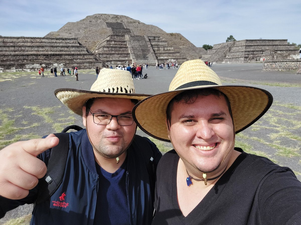 PeachSlap_'s tweet image. En este viaje tuve la oportunidad de conocer en persona a @cvquezada y pasarla chingon en las piramides