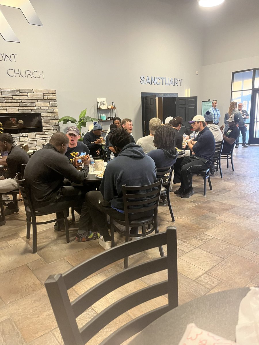 TerrenceIsaac1's tweet photo. Great day for community service and fellowship. Thank you HighPoint Church for dinner and a movie! https://t.co/IhNG5WY4eQ