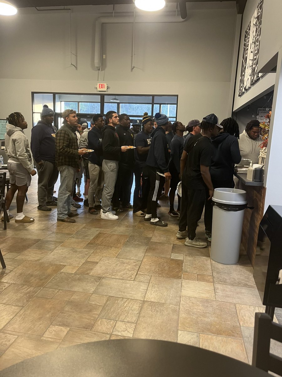 TerrenceIsaac1's tweet photo. Great day for community service and fellowship. Thank you HighPoint Church for dinner and a movie! https://t.co/IhNG5WY4eQ