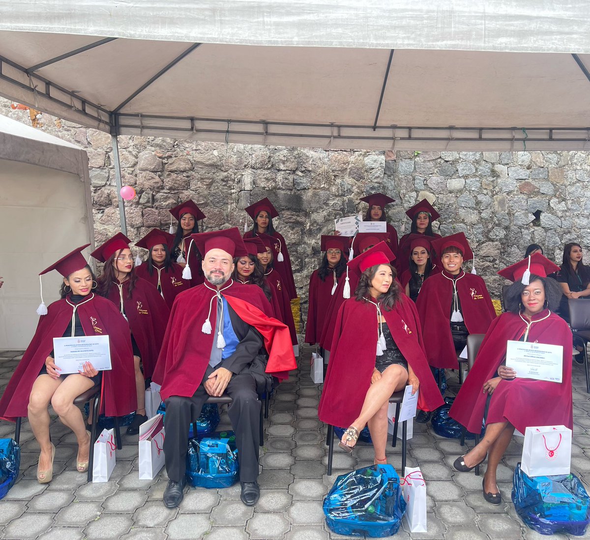 TC_KitoBE's tweet photo. Participamos de la ceremonia de graduación de la Unidad de Formación Profesional de #BellArte de la Casa de Bienestar y Vida Prevención de Adicciones de #Quito, un proyecto que nació con los valiosos aportes de #TİKA
#MasTürkiyeEnEcuador
@tika_english1
@saludquito https://t.co/dNLoqC8kEU