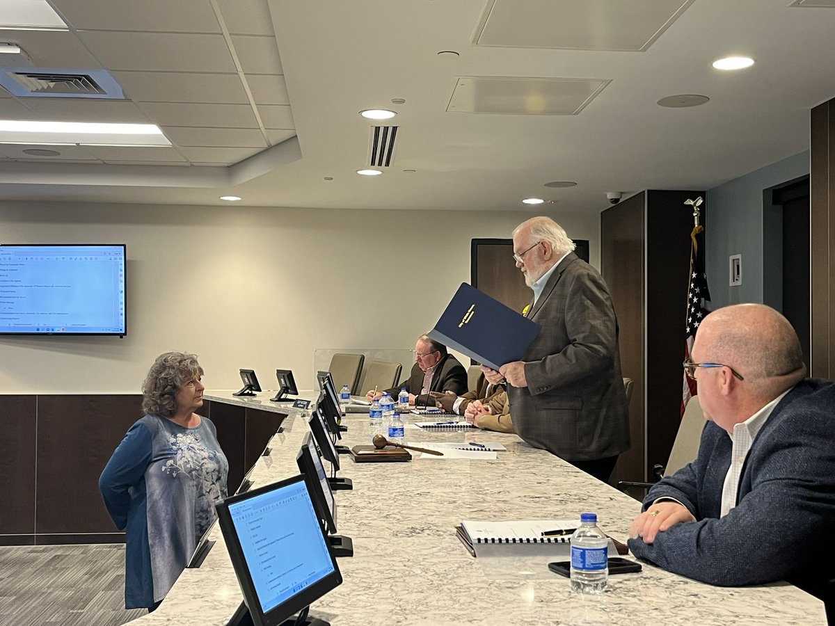 WhiteHouseTN's tweet photo. At last night’s Board of Mayor and Aldermen meeting, Mayor Bibb presented a Service Achievement Award to Mrs. Ann Manley for her dedicated service to the White House Senior Center since 2019. 

Read More: https://t.co/GcjLcLWifp https://t.co/PtUM8RtqKO