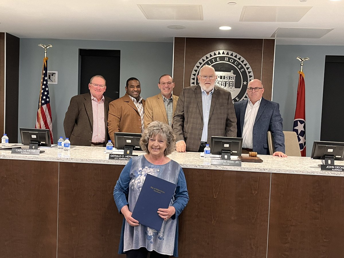 WhiteHouseTN's tweet photo. At last night’s Board of Mayor and Aldermen meeting, Mayor Bibb presented a Service Achievement Award to Mrs. Ann Manley for her dedicated service to the White House Senior Center since 2019. 

Read More: https://t.co/GcjLcLWifp https://t.co/PtUM8RtqKO