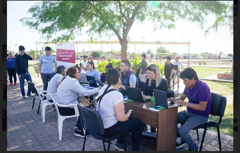 GonzaloBecerraD's tweet photo. Finalizamos la semana con la visita de la Agencia Móvil @MinTrabajoAR q nos permitió conectarnos al portal de empleo de nación y estar más cerca de nuestros vecino para quienes desean inscribirse en #FomentarEmpleo 👨🏻🔧#TeSumo generando oportunidades de trabajo 🇦🇷
#PrimeroLaGente https://t.co/XX13gnnrkD