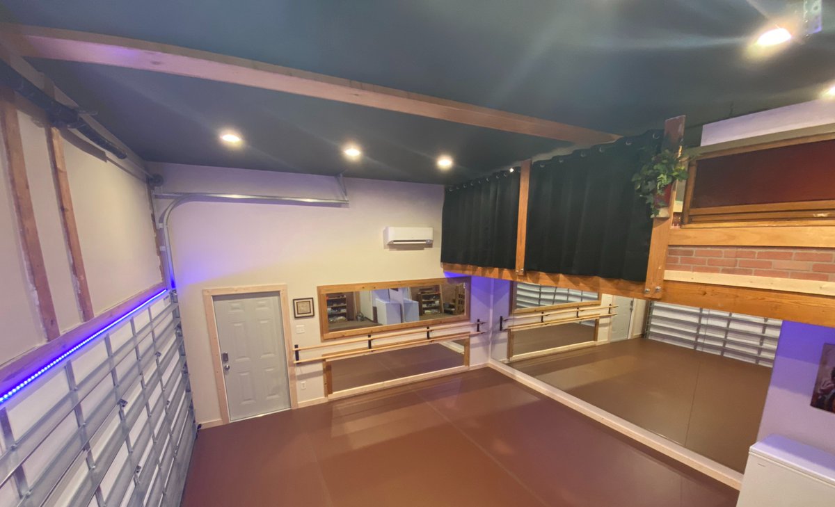 Another Friday....Another night at the barre
pictured: Allegro Double Wall Mounted Brackets in Black by #custombarres 
#fridaynight #workout #homegym #HappyHour