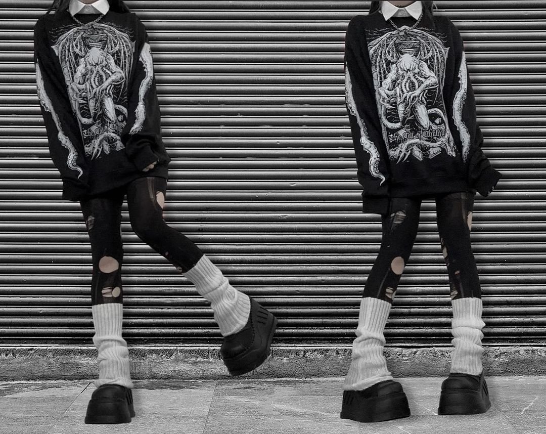 VampireFreaks's tweet photo. Love this pic from @spookyxteeth rocking our The Call Of Cthulhu Sweatshirt 🐙👹
#goth #gothic #gothfit #spookyfashion #altstyle #emofit #punk #gothicfashion #vampirefreaks #halloween #Cthulhu #altfashion #altfit #spookyfit #emolife #streetwear #egirl #techwear #streetgoth https://t.co/8LThMthU0j