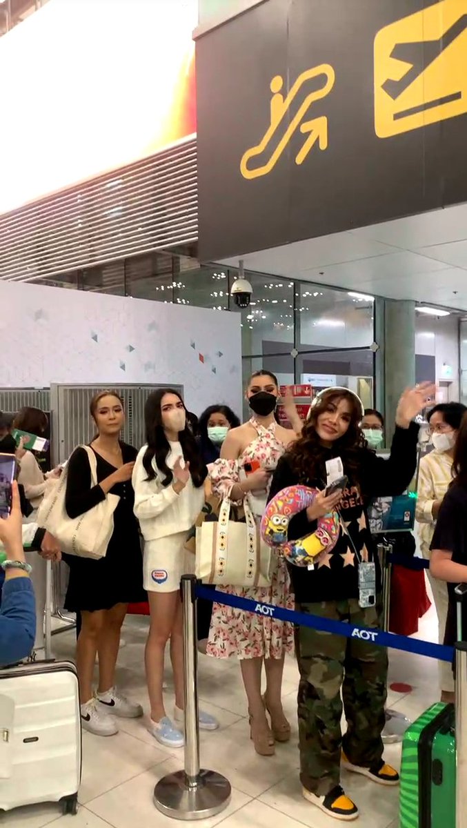 Ingfah_F's tweet photo. สาวๆๆ รอง5 เดินทางไปอินโด แต่ไฮดี้ตามไปทีหลัง #เดินทางปลอดภัย 
#อิงฟ้ามหาชน #อิงล็อต https://t.co/lMR9SH5fuN