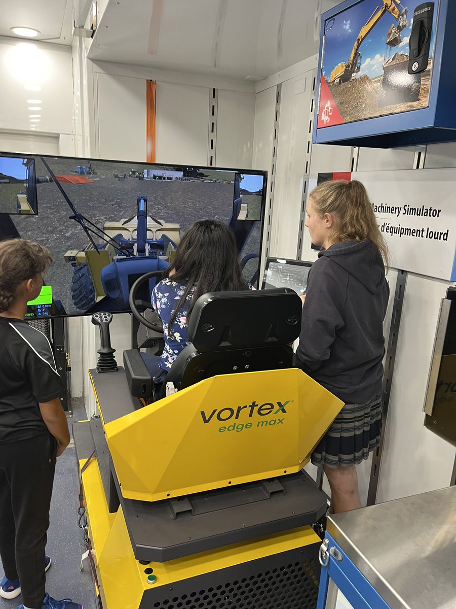 nikkigibson12's tweet photo. Thank you @skillsontario for such a fantastic day exploring skilled trades. Students were engaged and loved checking out the Skills Truck. What an awesome way to get students excited in trades. Big thanks to our @StMikesCSS volunteers. @stjoesstrat @HPCDSB @karentigani https://t.co/cpl8Utyvqc