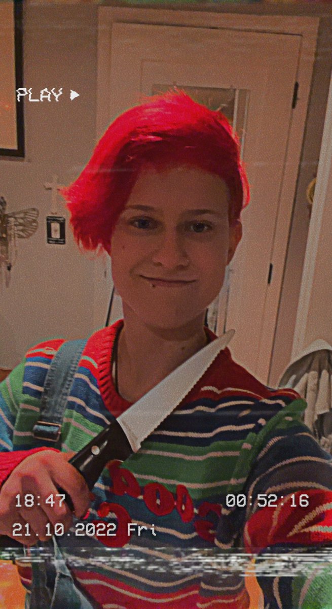 krakenpens's tweet photo. ⚠️FAKE KNIFE⚠️

Halloween costume is done y’all 🔪📼 https://t.co/RgGQYN2p5H