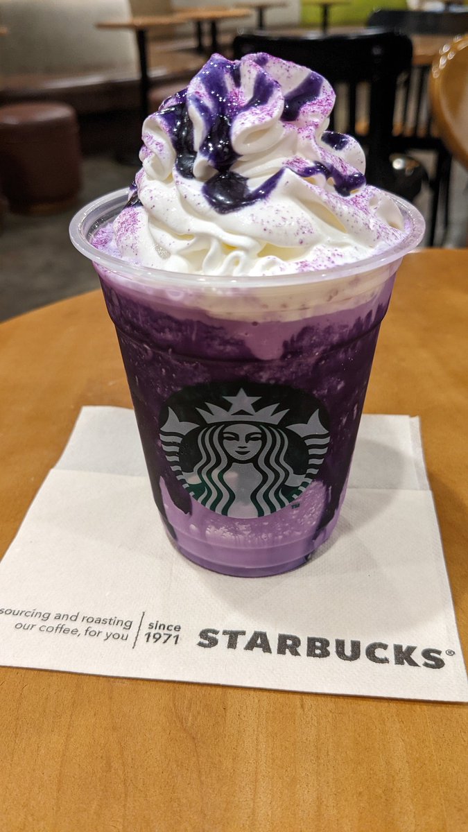 Nicokun77's tweet photo. C'est bien violet !
Frappucchino à la patate douce violette, Halloween oblige !
Vivement Noël et le retour des fraises...
L'automne de Starbucks au Japon, c'est patate douce/marrons/potiron/re-patate douce, c'est pas ma Dream team...
#Starbucks #100patates https://t.co/mkj2cHPzJN