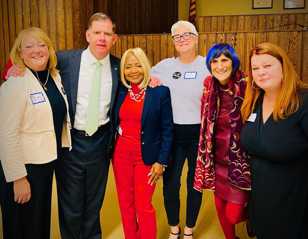 After a reaching a tentative agreement last night, Leslie shared the news with @AFTCT prez @hochadel_jan, Sec of Labor @SecMartyWalsh, @ConnAFLCIO VP @ShellyeDavis, Congresswoman @Rosa_DeLauro and @uniongirlct Amy from @AFSCMECT4. 
#UnionYes #Solidarity #FairContract #NHFT