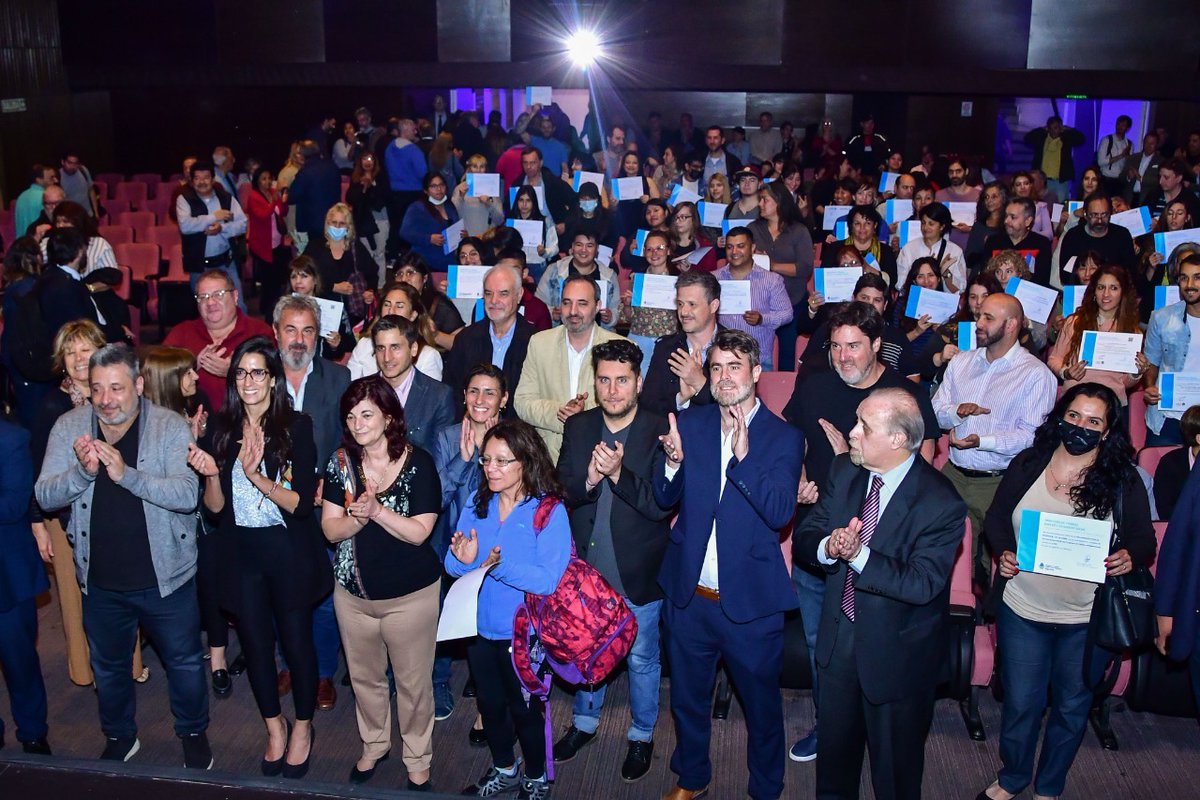 Asistieron la rectora de la universidad @LauSirotzky, @VictorSMaria, presidente del Grupo Octubre, el sec de Empleo del MTEySS, Leonardo Di Pietro, el subsecretario de Articulación Territorial, <a href="/GerardoGiron/">Gerardo Girón</a>, el Jefe de la AT de CABA, @Daroromano2,  y el legislador <a href="/mbarroetavena/">Matías Barroetaveña</a>