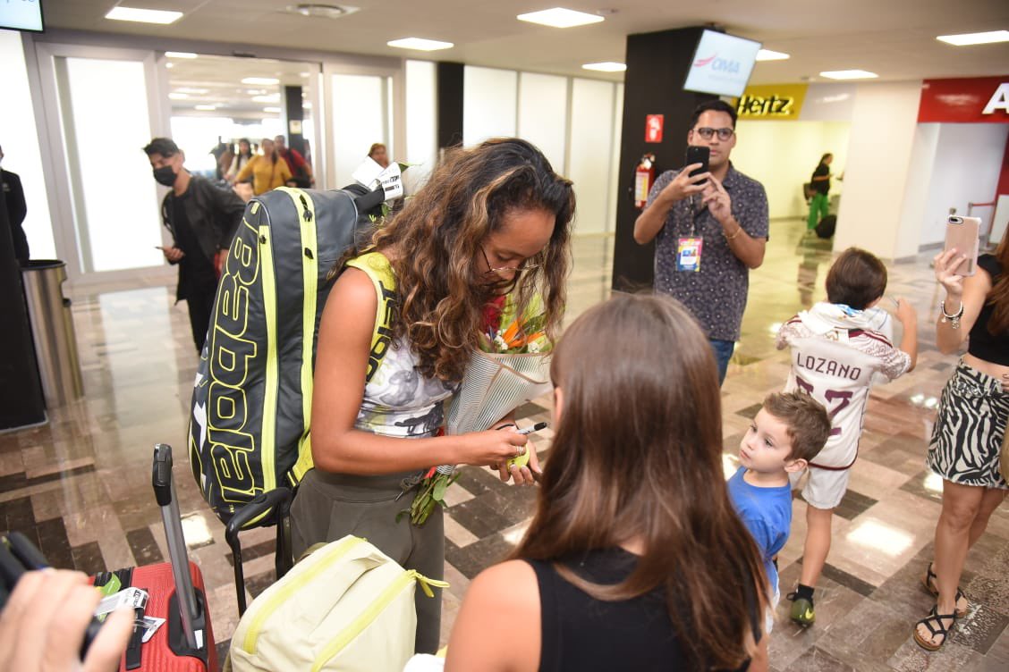 dect1608's tweet photo. 🎾 La finalista del @USopen 2021 @leylahfernandez  llegó al sur de #Tamaulipas para participar en la edición del #Abierto #Tampico y claro, @ChuchoNader se fue de raya 🫥😝🤭🥳🎾 #FelizViernesATodos https://t.co/oKC5n5NQqa