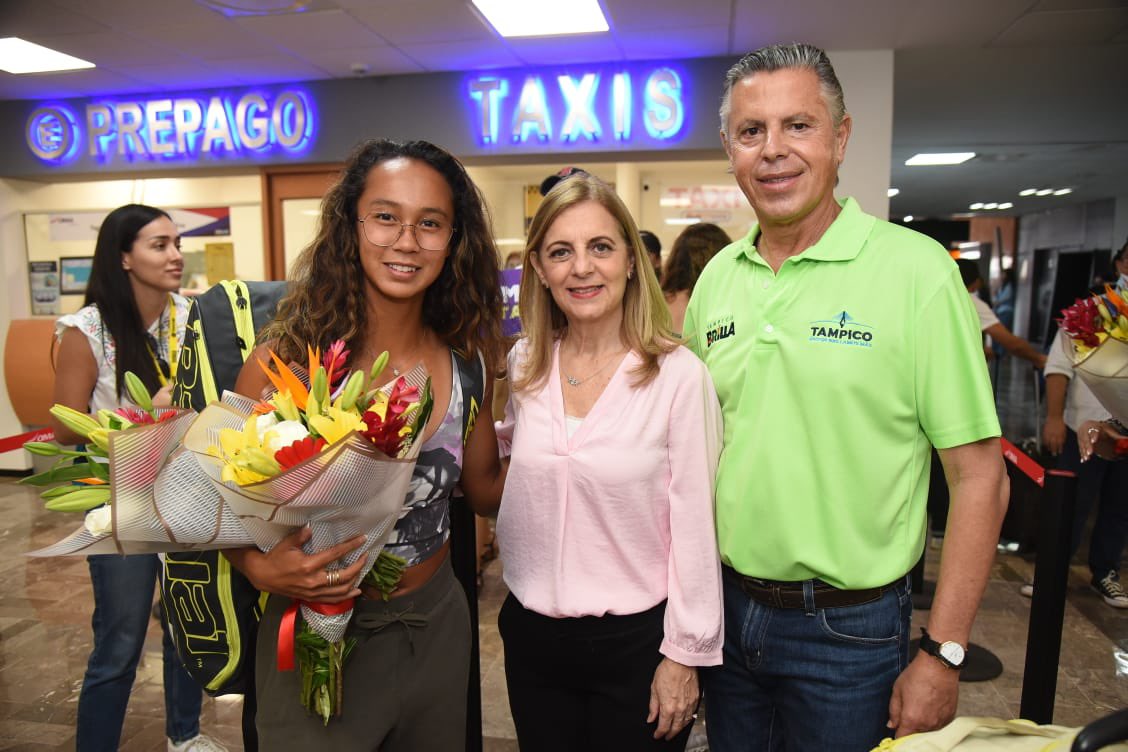 dect1608's tweet photo. 🎾 La finalista del @USopen 2021 @leylahfernandez  llegó al sur de #Tamaulipas para participar en la edición del #Abierto #Tampico y claro, @ChuchoNader se fue de raya 🫥😝🤭🥳🎾 #FelizViernesATodos https://t.co/oKC5n5NQqa