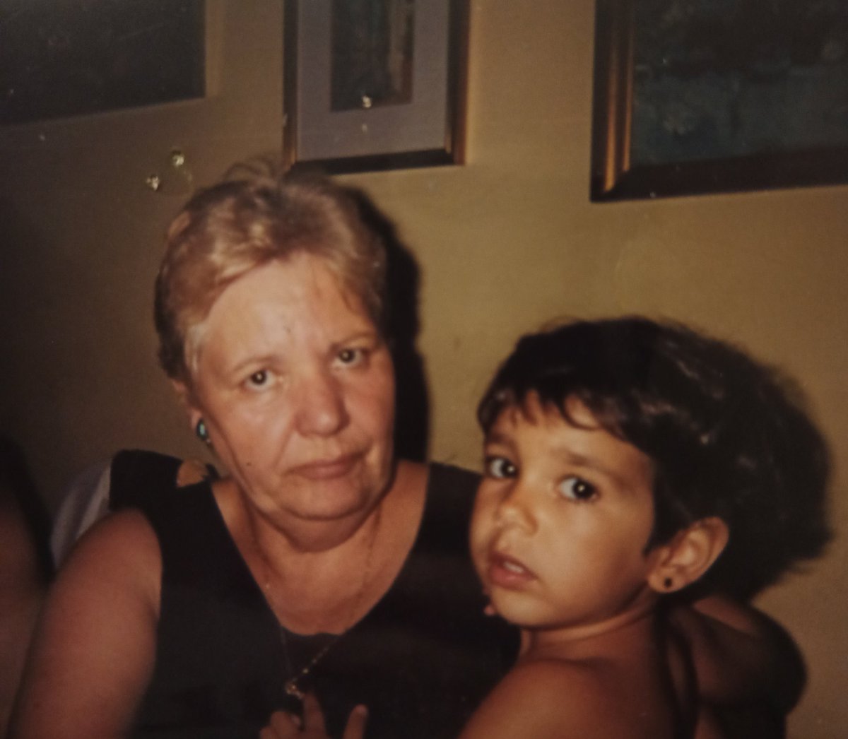 SrtaGal's tweet image. Mi compañera, mi amiga, mi yayita, juntas desde el primer día hasta el último. No podía haber tenido una abuela mejor, ojalá no tuviera que despedirme de ti. Vuela alto, el amor de tu vida lleva 4 meses esperándote allí. Nos volveremos a encontrar♥️✨