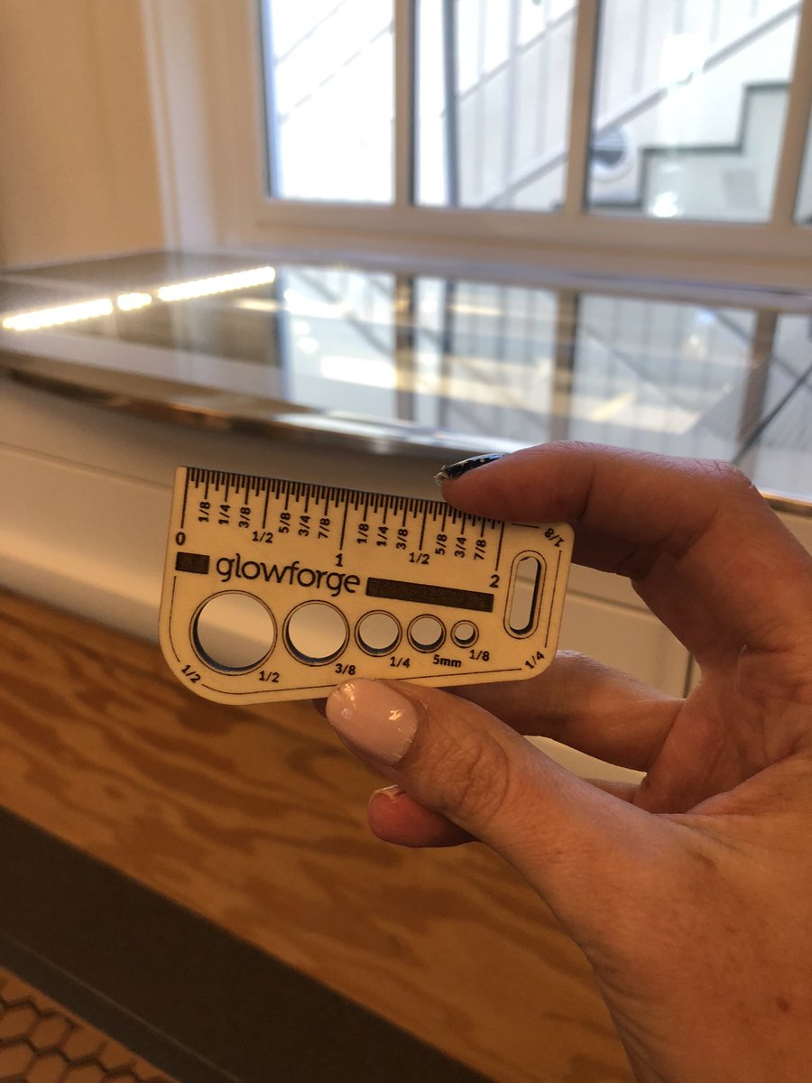 EmmaHedgcock's tweet photo. Aujourd’hui j’ai inauguré notre machine de découpe laser! J’ai hâte de commencer des projets avec les élèves @glowforge https://t.co/Us4hOixnom