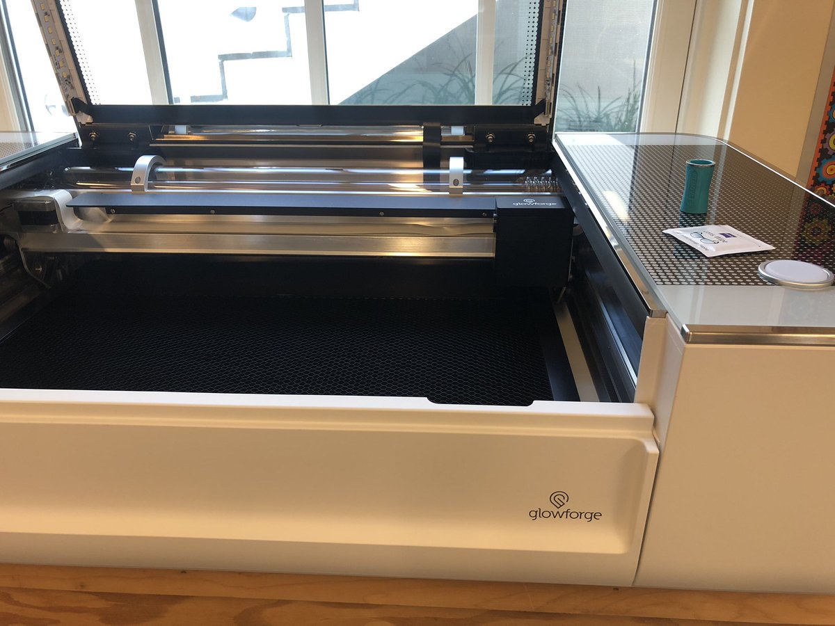 EmmaHedgcock's tweet photo. Aujourd’hui j’ai inauguré notre machine de découpe laser! J’ai hâte de commencer des projets avec les élèves @glowforge https://t.co/Us4hOixnom