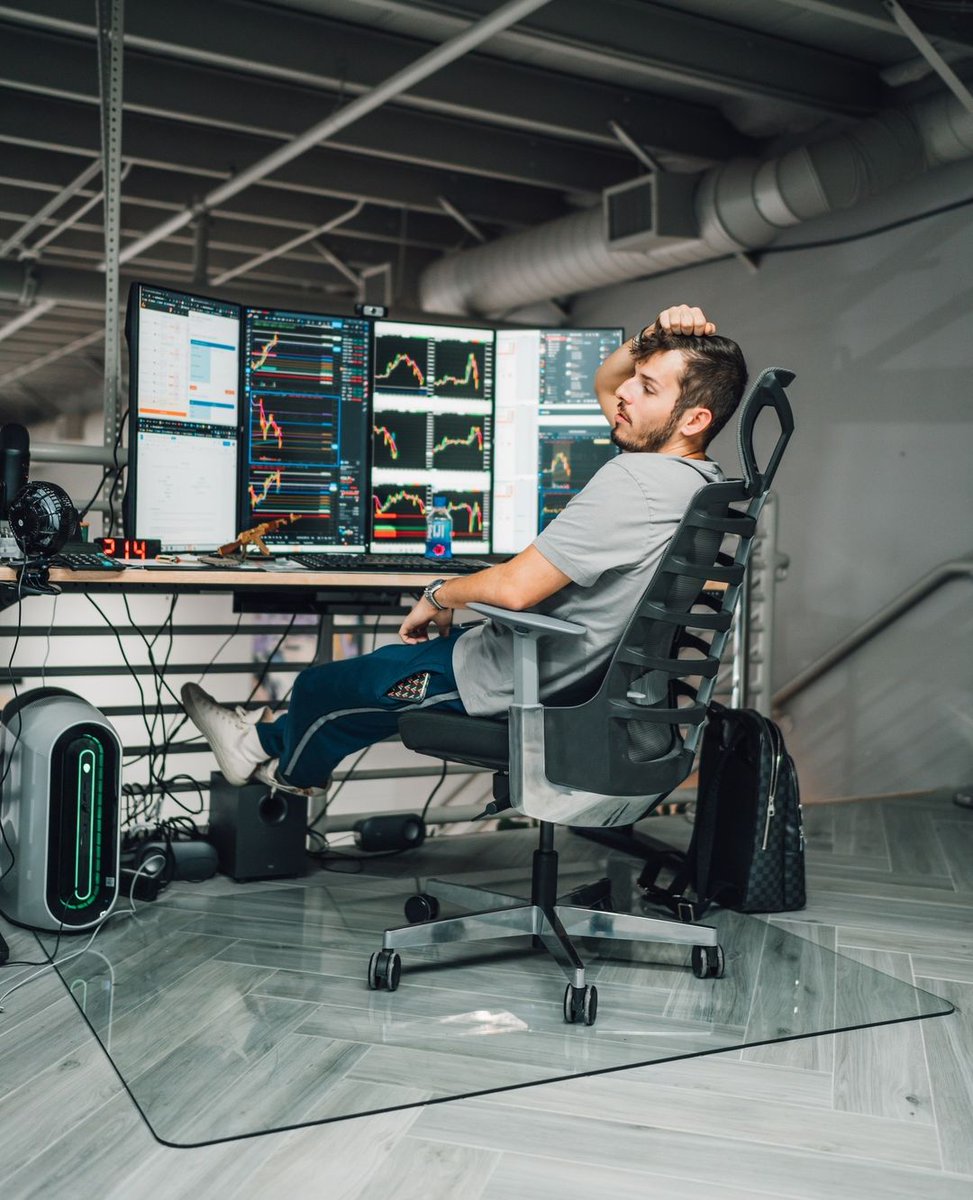 austinnedaal's tweet photo. Sometimes you just gotta put your feet up and kick back when the market isn't hot. As we close to Christmas I've sized down, focused on process, and reserved my piece of mind. Self control is the name of the game. Trade while the table is hot 🔥 Walk when the table is cold. https://t.co/SdNm4YqFjS