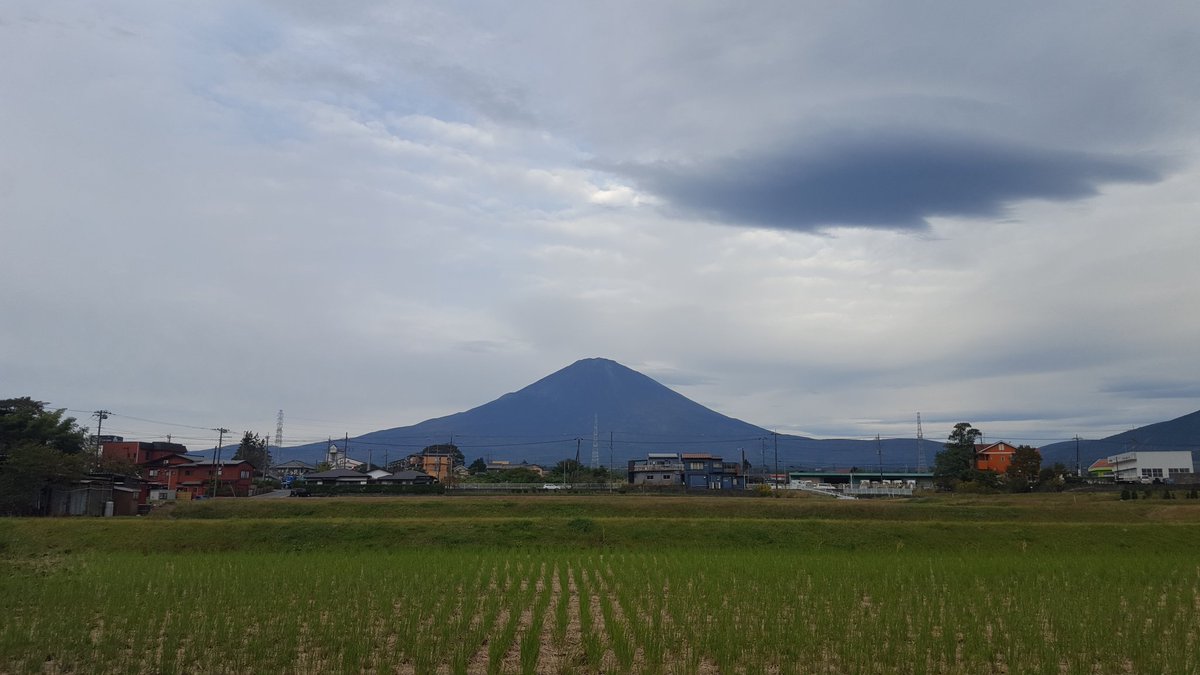 94S8m3gugZ8bzAb's tweet photo. おはようございます。
吊し雲
曇天ですが今朝も富士山🗻は綺麗です✨
今朝の気温は14度でした。
#dandelion
#gotembacity
#mt.fuji
#mtfujiphto
#naturephotography
#nature
#sunrise_sunset
#吊し雲
#mountains
#Fujisan
#mt.fuji
#mtfujiphto
#秋
#cosmos
#flowerphotography
#clud https://t.co/viJbCiPxot