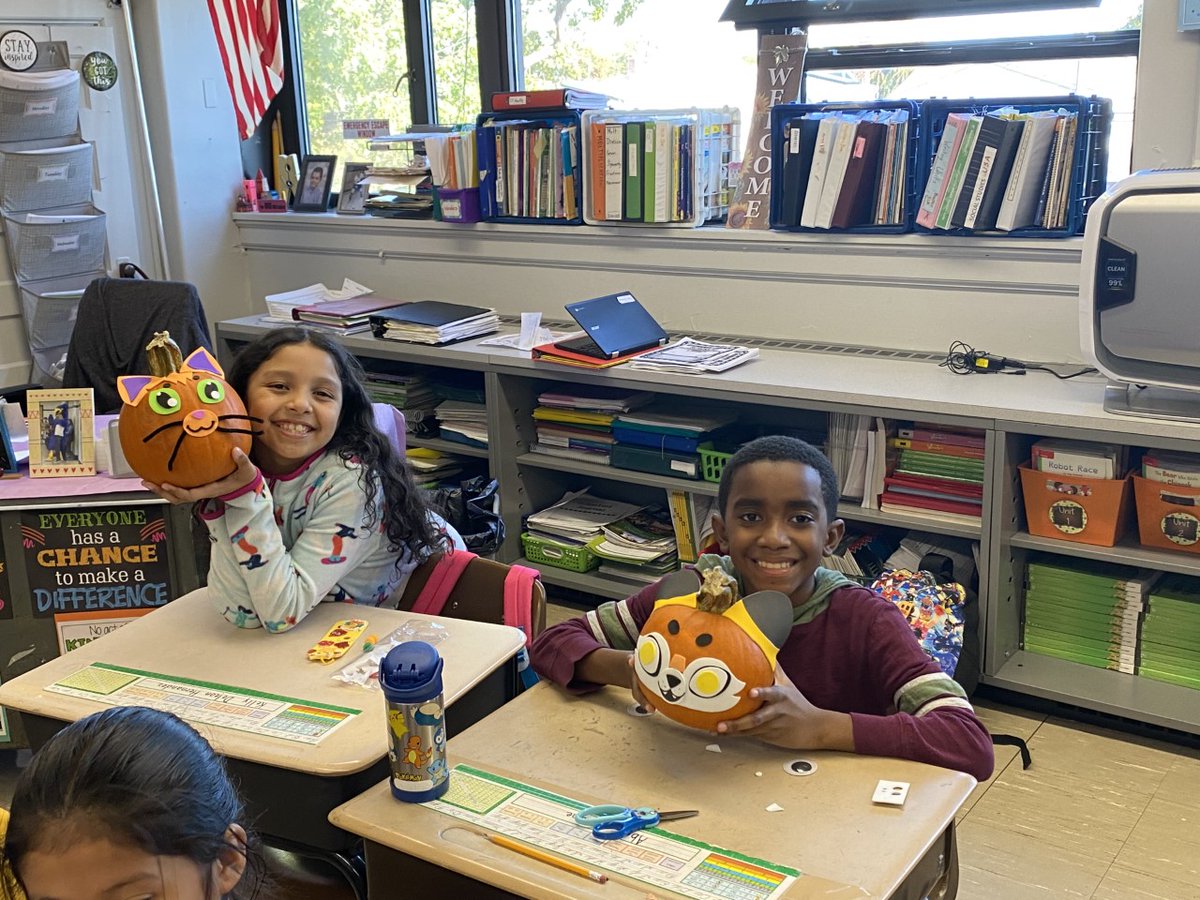 CSMrsSeaman1's tweet photo. @VS13UFSD Thanks to our PTA for the Pumpkin Patch Today- So much fun! @WheelerAvenue #TeamWheeler https://t.co/7VZcsRlkZi