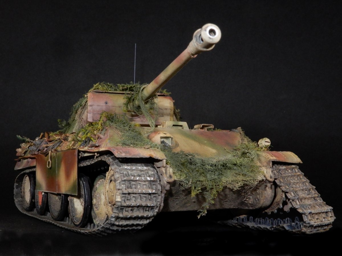 Yoshi84525254's tweet image. PantherG完成😊
地面まで完成させてから っと思ったんですがまだ時間かかりそうなので戦車だけ先に😅
今回は洗濯ネットで偽装網に挑戦‼
結果はご覧の通りですが雰囲気はでたかなぁって思います（自己満足😆💦
いつか材料変えて再挑戦してみたいですね😝

#タミヤ #パンター #PantherG ＃FunazouModels