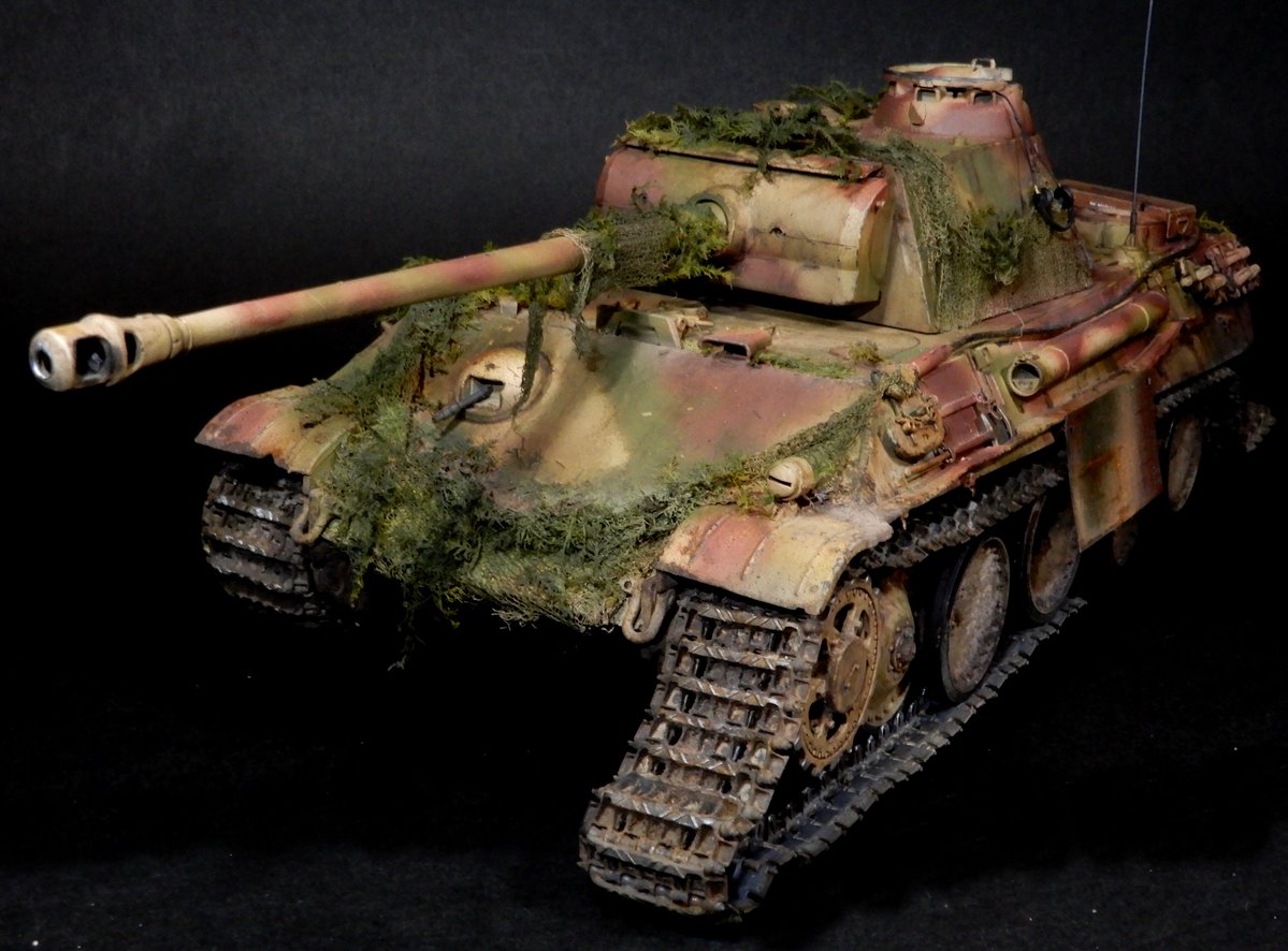 Yoshi84525254's tweet image. PantherG完成😊
地面まで完成させてから っと思ったんですがまだ時間かかりそうなので戦車だけ先に😅
今回は洗濯ネットで偽装網に挑戦‼
結果はご覧の通りですが雰囲気はでたかなぁって思います（自己満足😆💦
いつか材料変えて再挑戦してみたいですね😝

#タミヤ #パンター #PantherG ＃FunazouModels