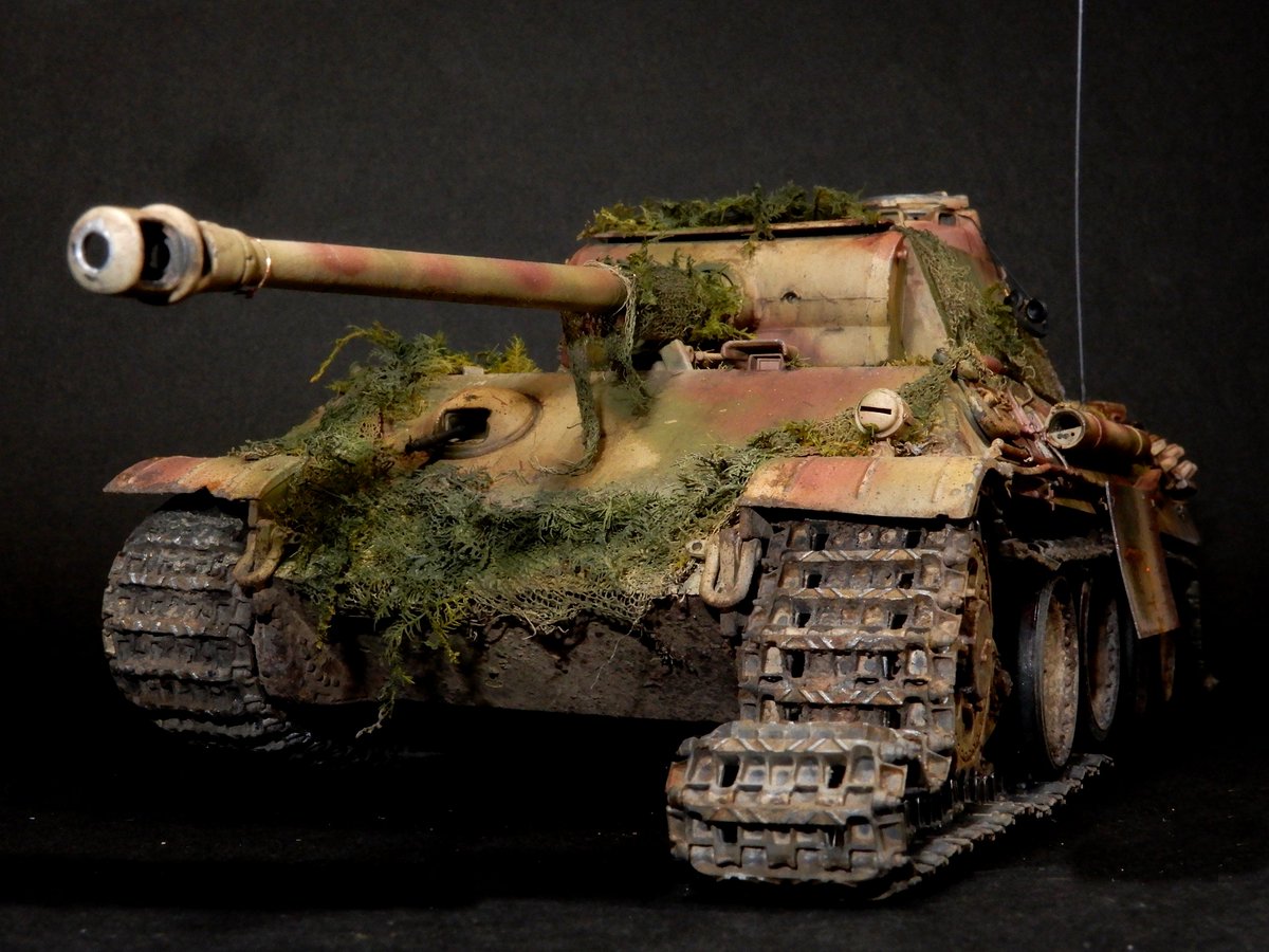 Yoshi84525254's tweet image. PantherG完成😊
地面まで完成させてから っと思ったんですがまだ時間かかりそうなので戦車だけ先に😅
今回は洗濯ネットで偽装網に挑戦‼
結果はご覧の通りですが雰囲気はでたかなぁって思います（自己満足😆💦
いつか材料変えて再挑戦してみたいですね😝

#タミヤ #パンター #PantherG ＃FunazouModels