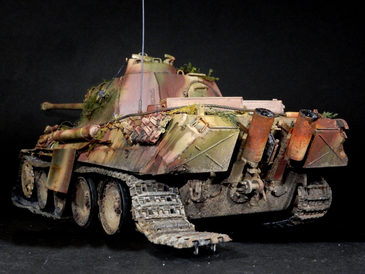 Yoshi84525254's tweet image. PantherG完成😊
地面まで完成させてから っと思ったんですがまだ時間かかりそうなので戦車だけ先に😅
今回は洗濯ネットで偽装網に挑戦‼
結果はご覧の通りですが雰囲気はでたかなぁって思います（自己満足😆💦
いつか材料変えて再挑戦してみたいですね😝

#タミヤ #パンター #PantherG ＃FunazouModels