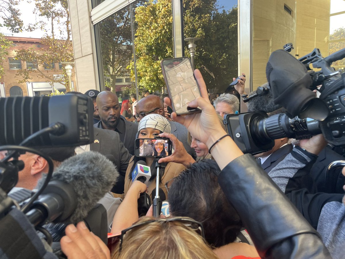 The “large press conference” turned out to be a huge herd of teenagers crowding out the journalists and the pushiest, most aggressive cameramen being rewarded for their shamelessness. Cardi talked a lot and was obviously elated.