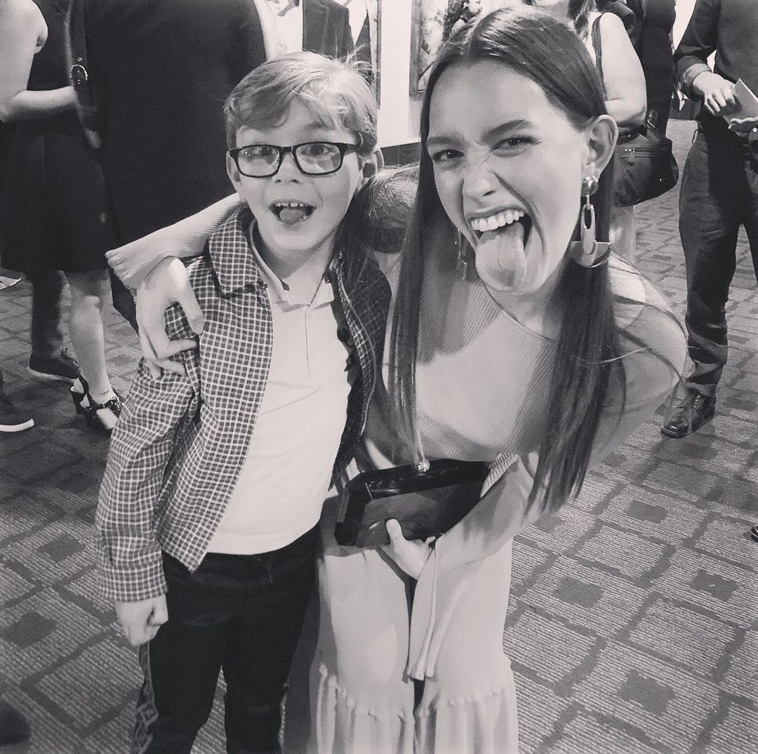 _JulianHilliard's tweet image. Happy #Friyay 🎉
Here’s a #fbf of me &amp;amp; Victoria at #thehauntingofhillhouse premiere 🧡