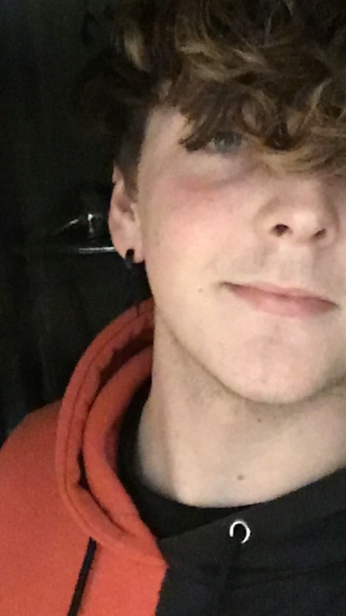 Conzzy_'s tweet photo. Officially 18 years old today :3 https://t.co/7uUzbLNKk7