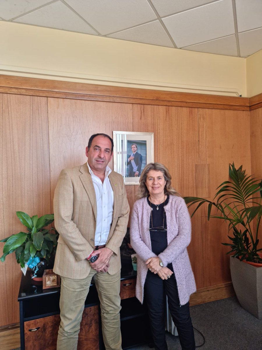 Silvana08928625's tweet photo. La Ing. Silvana Olivera se reunió con Juan Pedro López, alcalde del Municio F, para analizar acciones en conjunto que fortalezcan los lazos entre el @MunicipioFmvd  y el @bseuruguay.

@JPlopez71 @solivera https://t.co/wzJxiGdN0k