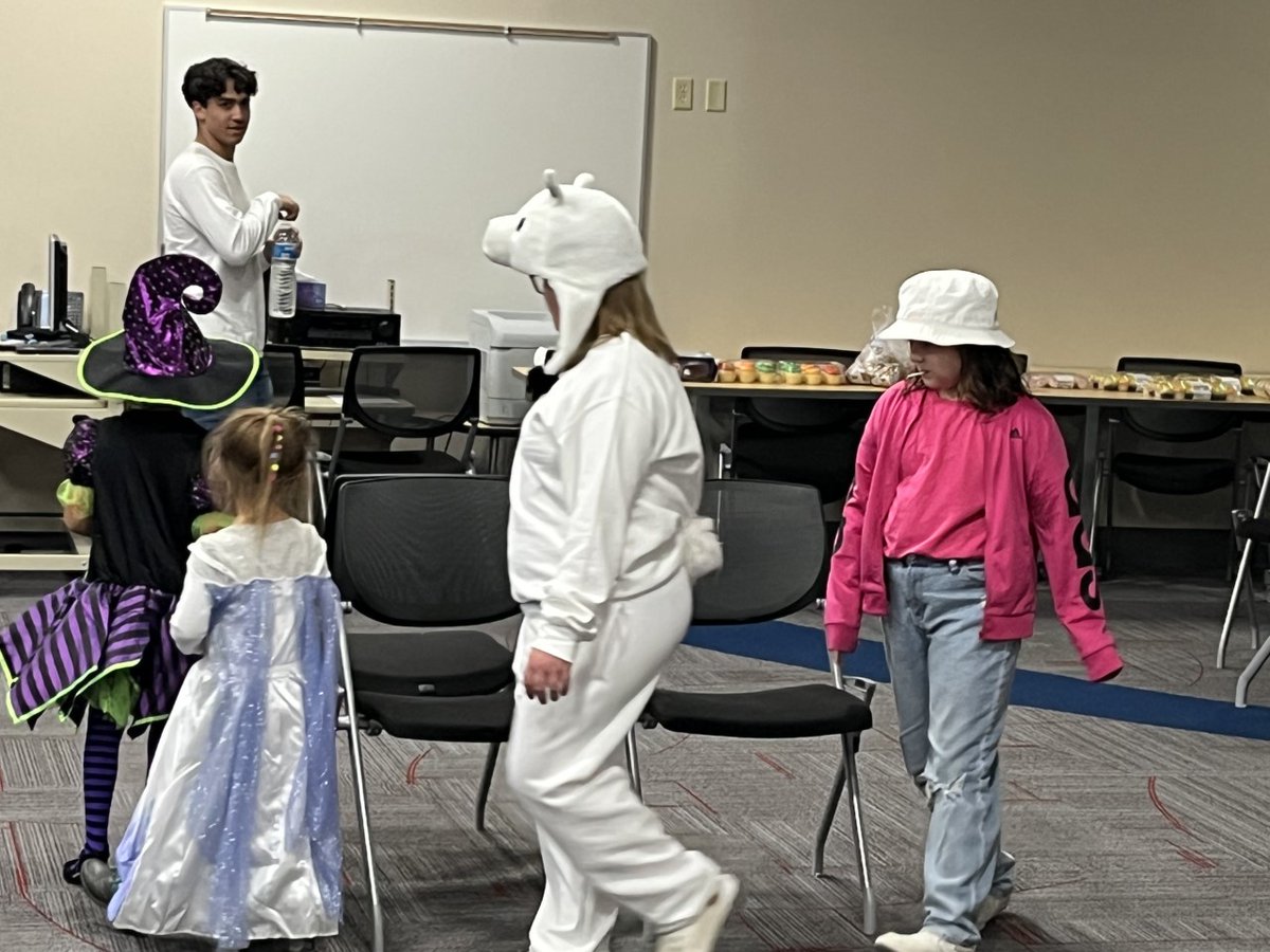 MG_Greenfield's tweet photo. Lots of Fun at the STP Harvest Fest! Thanks to our family volunteers and volunteers from @greenfield_hs JrROTC!  A fun time for everyone - Costumes, Food, Cake Walk, and Book Fair! https://t.co/xQwD6maZFe