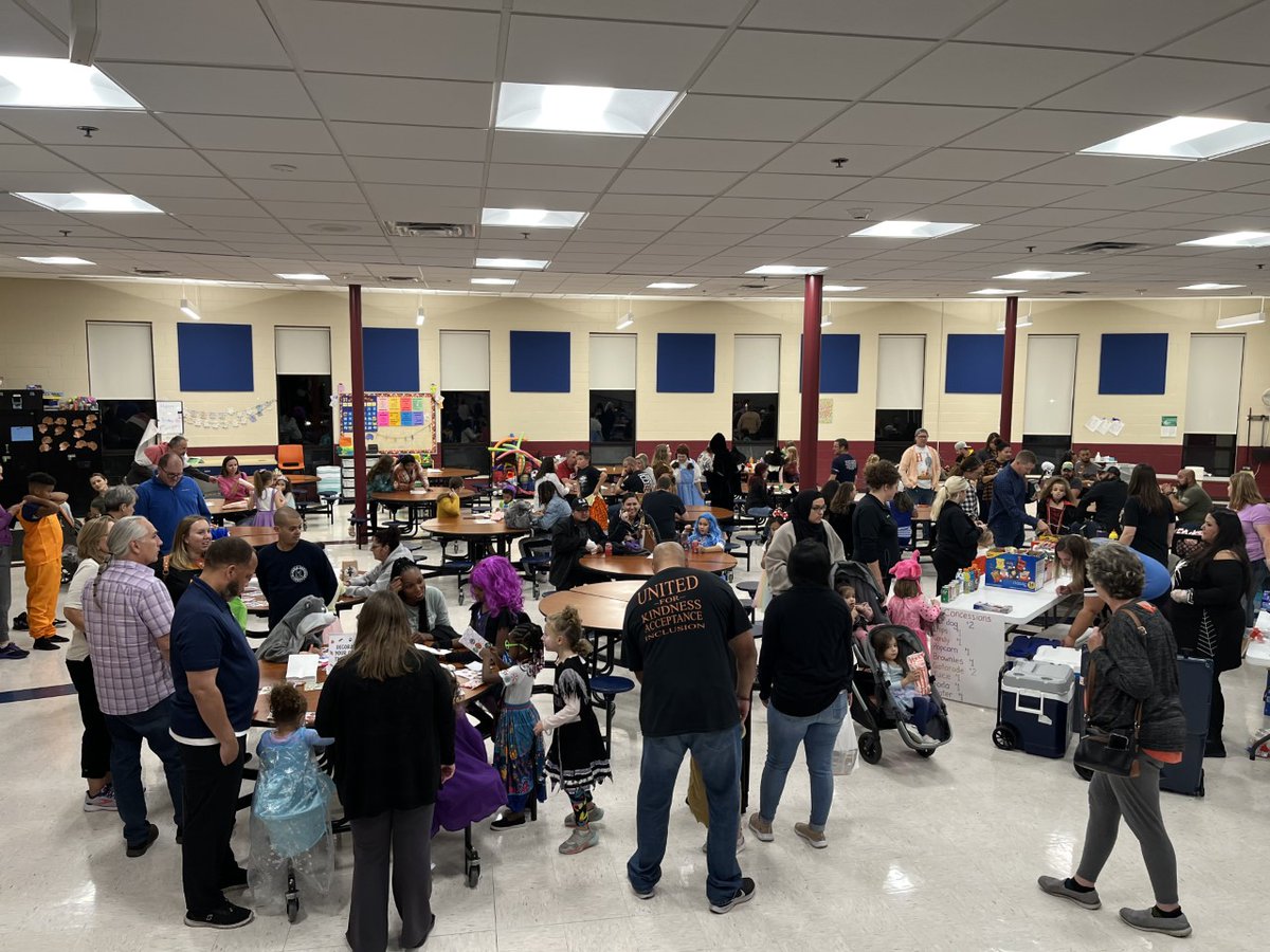 MG_Greenfield's tweet photo. Lots of Fun at the STP Harvest Fest! Thanks to our family volunteers and volunteers from @greenfield_hs JrROTC!  A fun time for everyone - Costumes, Food, Cake Walk, and Book Fair! https://t.co/xQwD6maZFe