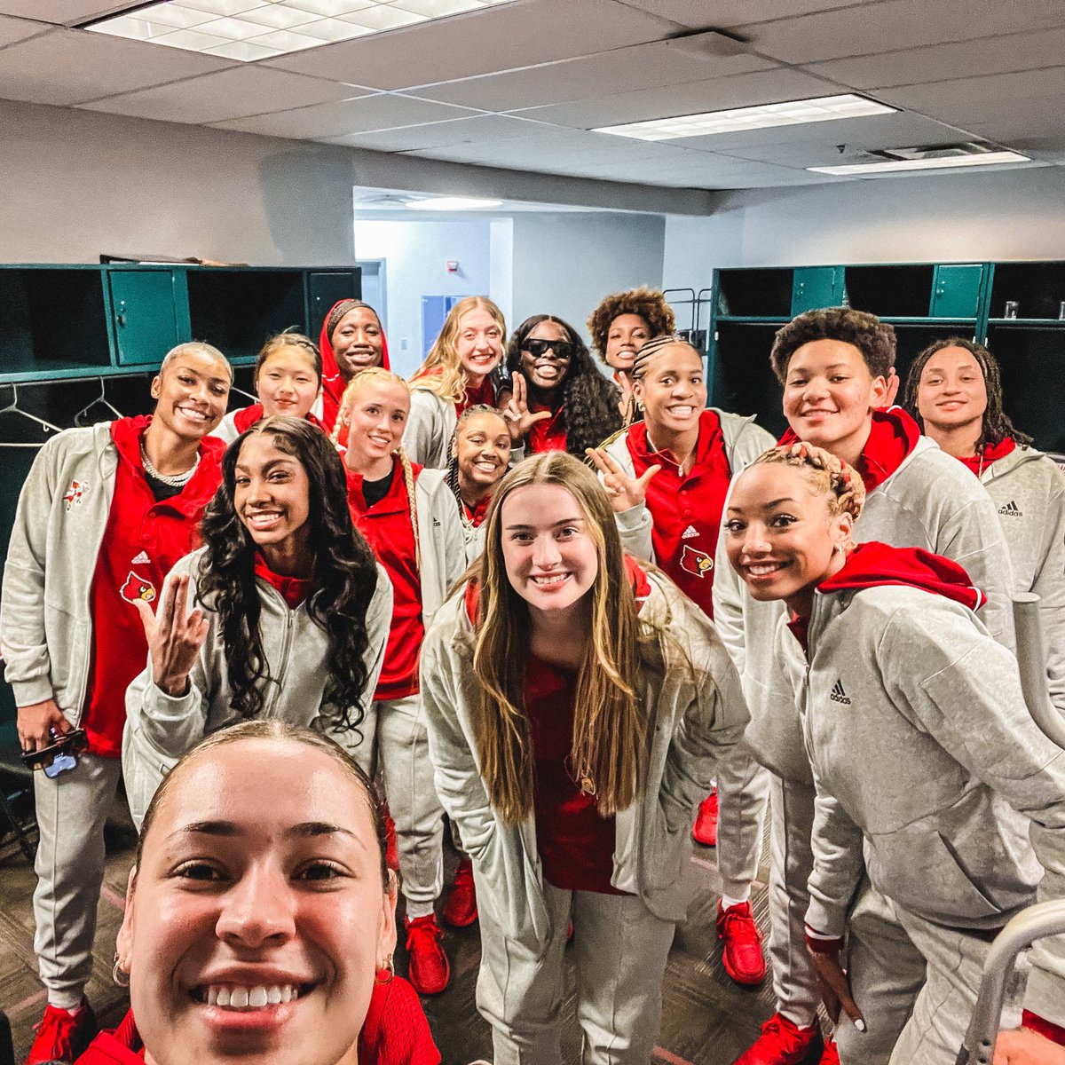 LouisvilleWBB's tweet photo. About that time CardNation!! 😎 

#GoCards https://t.co/0e14WqxAaE