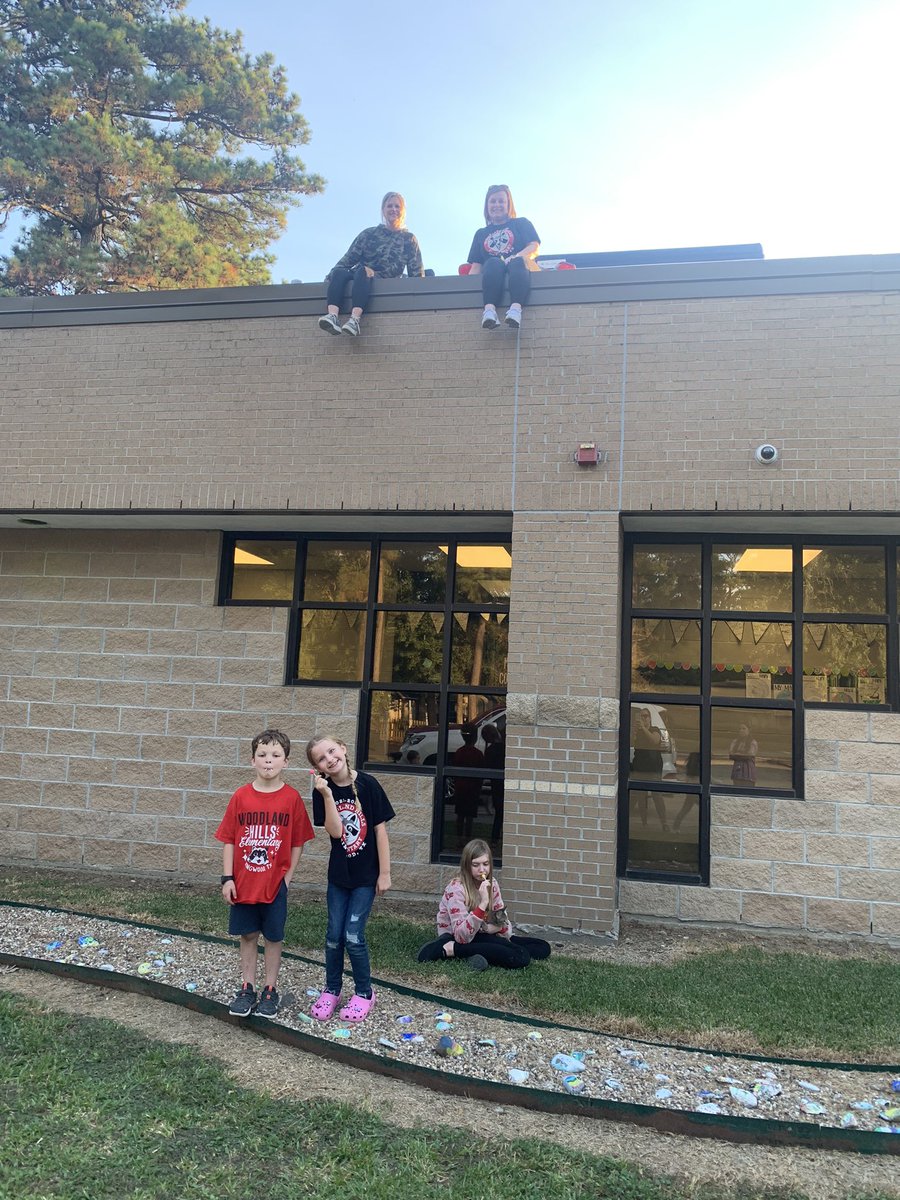 MrsKellyTC's tweet photo. Heidi was beyond excited knowing her principals were camping on the roof tonight! Looking forward to our bedtime story!! ⛺️ 🦝 ♥️🖤 @HumbleISD_WHE @HumbleISD https://t.co/noqRtkvpHn