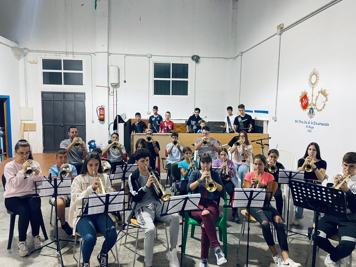 BctEncarnacion's tweet photo. Nuestro ensayo de hoy, preparando los compromisos próximos 🎺🥁💙

Si quieres formar parte de nuestra familia, ¡¡aún estás a tiempo!! No hace falta saber, nosotros te enseñamos✌🏻

#bctencarnacion #elburgo #yunquera #alozaina #ronda #sierradelasnieves #malaga #cofradiasmlg https://t.co/AnzWveqBQV