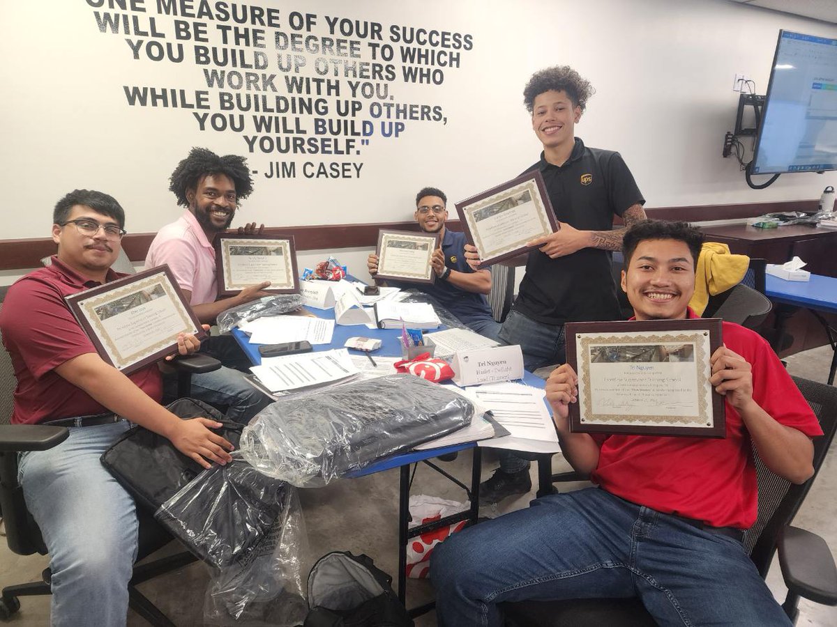 Last but not the least. FSTS class of 2022. Congratulate the flow masters on winning FSTS hub wars. They received a plaque and a UPS bag.