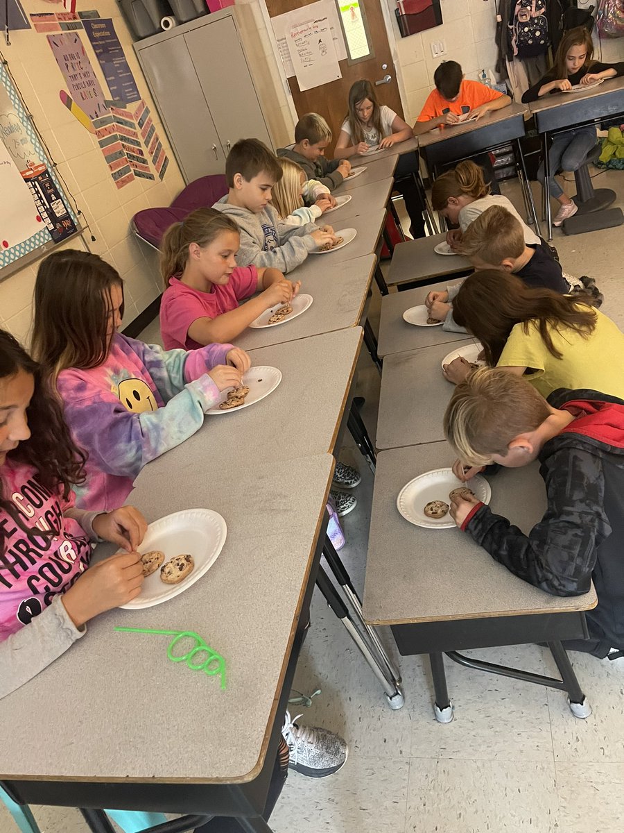 mrscomptons4th's tweet photo. This week in fourth grade we made factor rainbows and turned ourselves into coal miners (or chocolate chip minors) in science. Who knew a cookie had sooo many chocolate chips? They were impressed! https://t.co/8oycJDr378