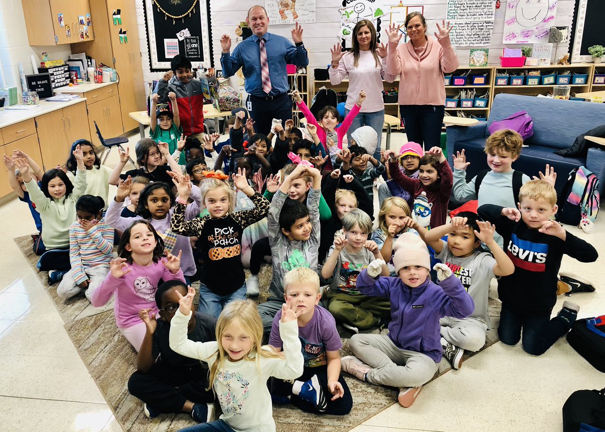MrBarnett_MECC's tweet photo. Thanks 2 @pricestacie4 🦉s &amp; @mlj0611 🦌 4 inviting me 2 their room 2 sprinkle kindness☺️ w/ this #MECCtacular 💚, super creative👩🏽‍🎨 friendly letter💌 they wrote📝 2 me, &amp; a gift 💳 2 @TSmoothieCafe 🥤!
#coMECCtion 🫶🏻 #MECCares 🤗 https://t.co/HhMzNiuQJo