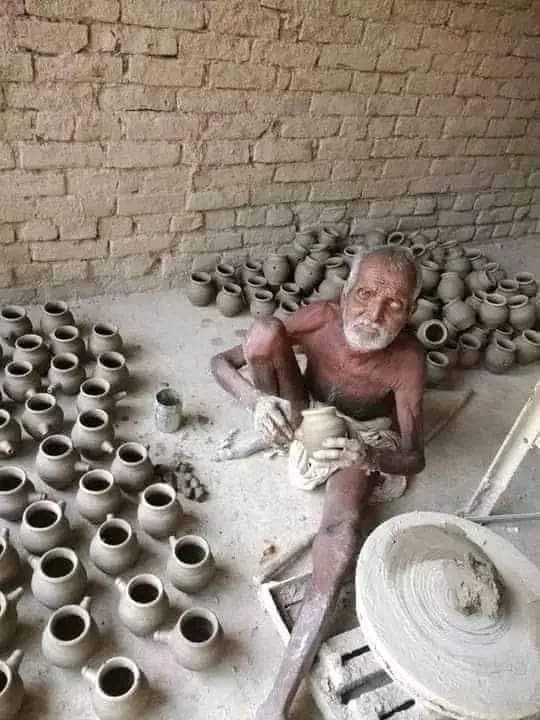 SunilKu92687431's tweet photo. “बनाकर दिये मिट्टी की, ज़रा सी आस पाली है,
मेरी मेहनत ख़रीदो यारों, मेरे घर भी दिवाली है।”
जात धर्म का भेद मिटायें, हम सब मिलकर दीप जलायें। शुभ दीपावली🙏🏼 https://t.co/kFUo9bDNth