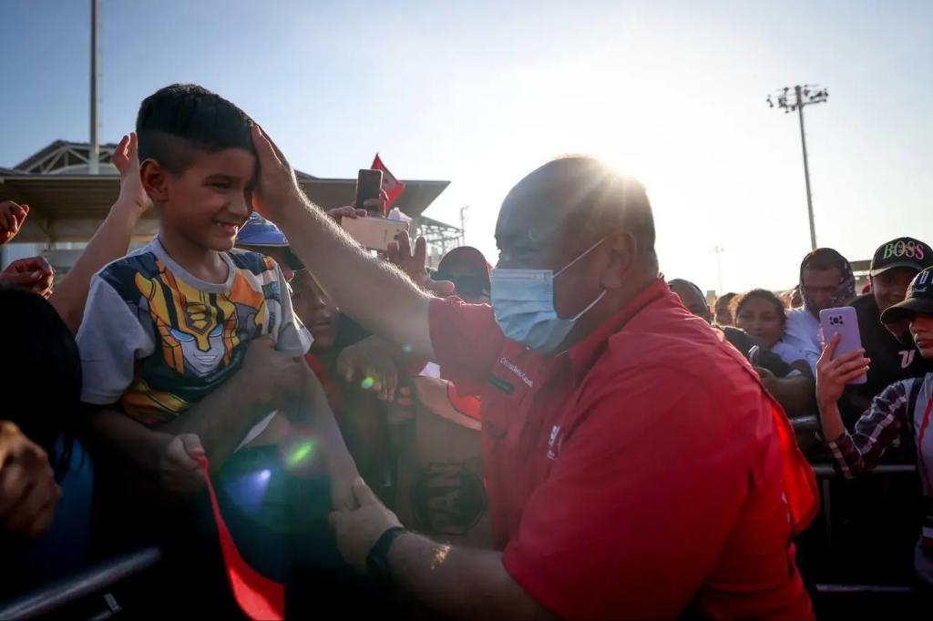 DaniUrbanoPsuv's tweet photo. PSUV imbatible🚩🇻🇪
Nuestro Cap. @dcabellor se reencontró en Apure con el amor que dejó sembrado el Comandante Chávez en el cajón del arauca, amor en cada hombre, mujer del ejército humanista mas heroico y noble del mundo en las estructuras del @PartidoPSUV

#PatriaUnidaYSolidaria https://t.co/O2NYVu8WDt
