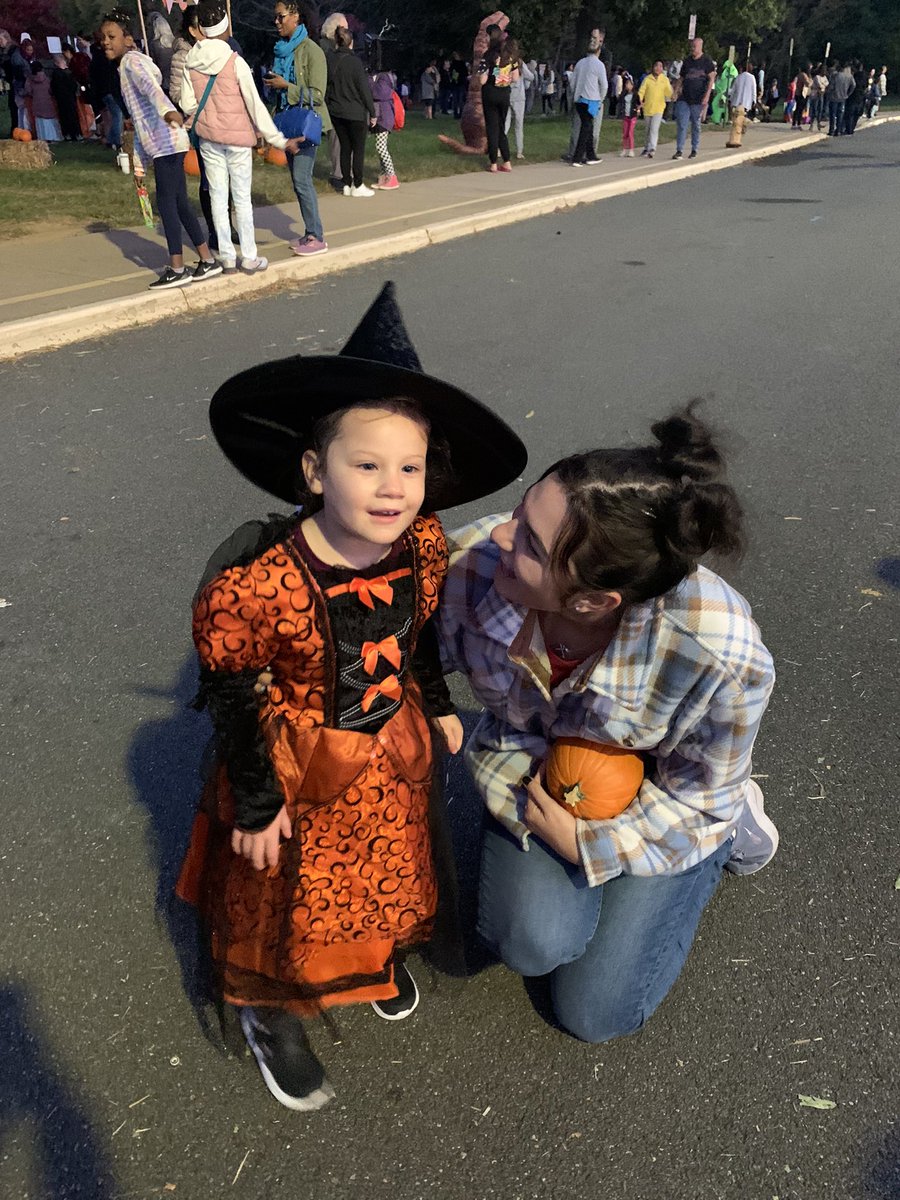 PandaCounselors's tweet photo. Tonight’s fall festival held by @SignalHillPTO was so fun🎃! We were blown away by the turn out and can you believe that the counselors ran out of candy!!! Thank you to everyone who came out ❤️  we can’t wait to do more fun community events @SHHebner https://t.co/aBq7wmyQnw