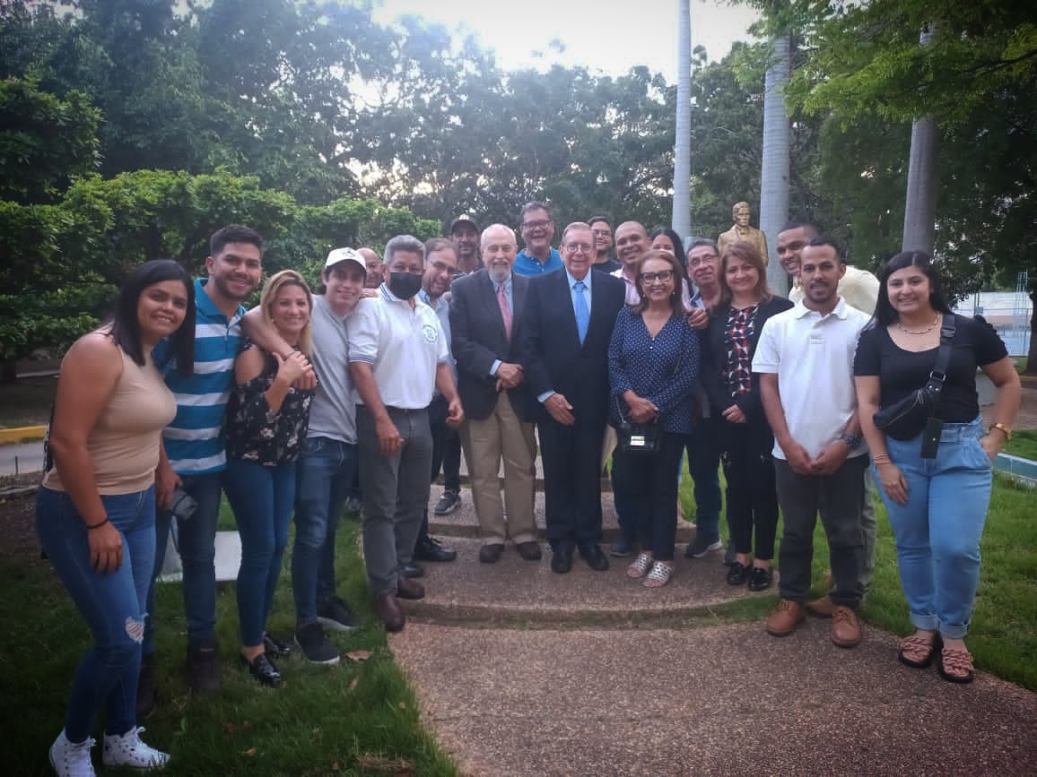 HFVZLALARA's tweet photo. Hoy asistimos al Coloquio: Venezuela y Colombia, desafíos de la Convivencia, organizado por el Instituto de Estudios Parlamentarios Fermín Toro, con la participación del Doctor Ramón Guillermo Aveledo y Edmundo González Urrutia.

#SomosFuturoLara https://t.co/Vcsm20yIrc