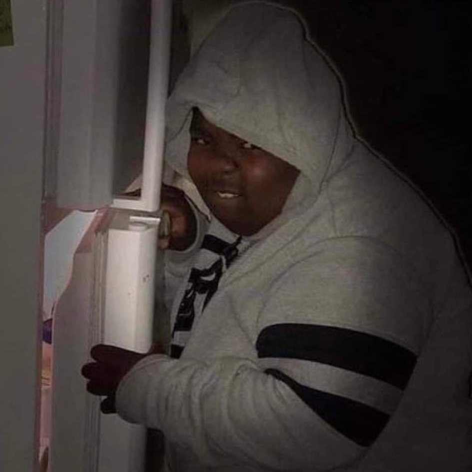 FredoInDaCut995's tweet photo. Me at 2am going to the kitchen to make a sandwich https://t.co/4RHfZGphpg
