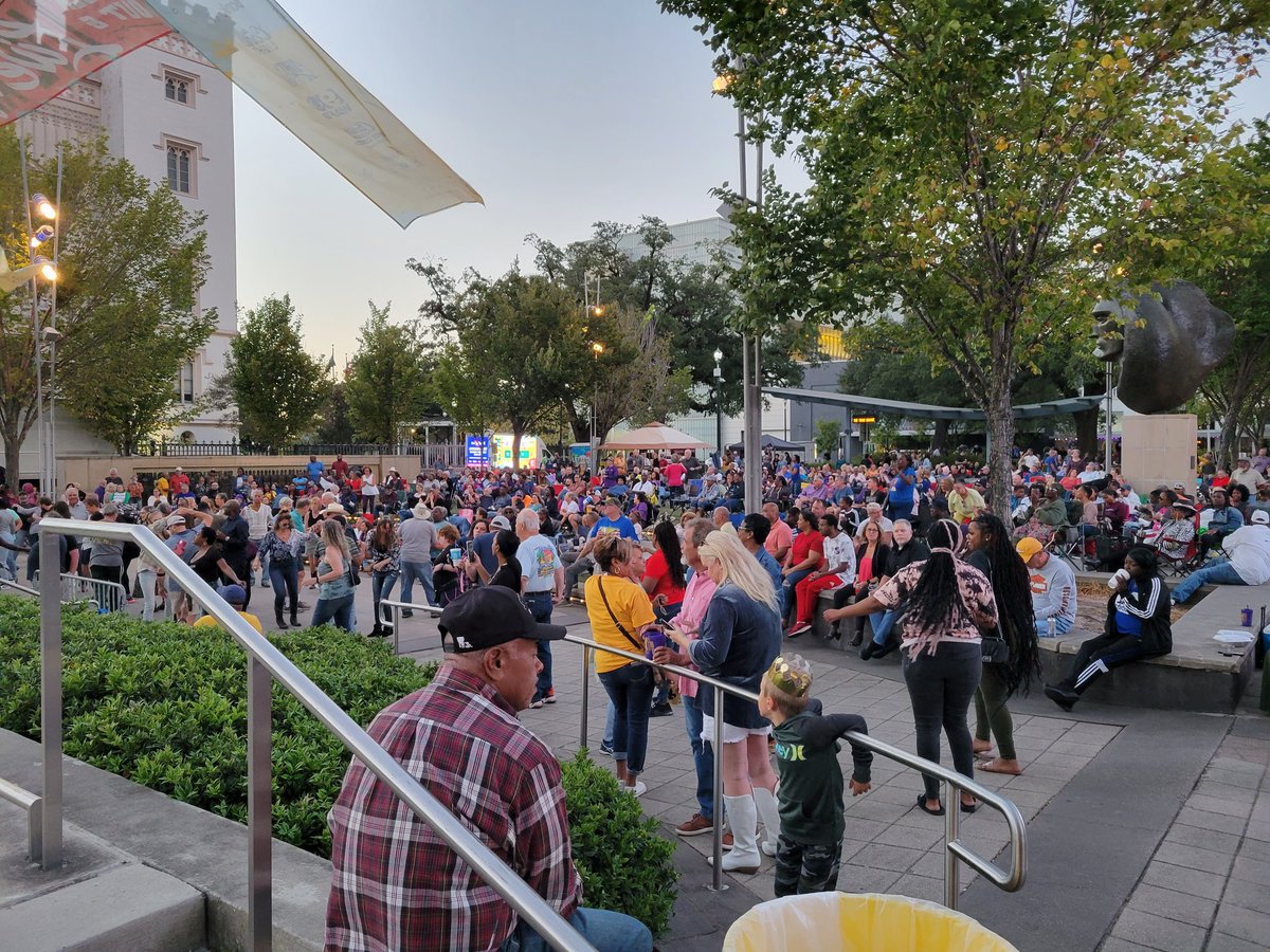 JohnnyCochranIV's tweet photo. Hey hey #BatonRouge!

#LiveAfterFive https://t.co/QXP8Qj0yYs